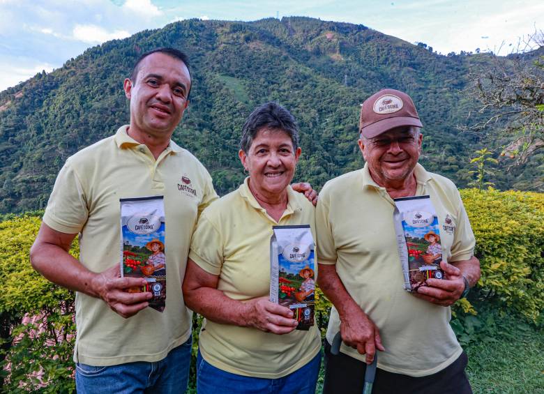 Además de producir su propio café, la familia presta servicio de tostión a pequeños caficultores de la zona para fortalecer la economía local. FOTO Manuel Saldarriaga. 
