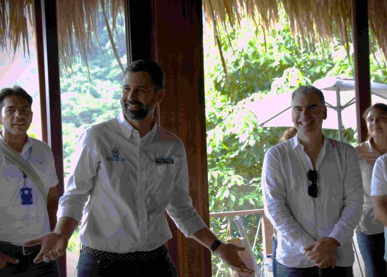 Carlos Jaramillo (izq.). Foto: Alcaldía de Santa Marta