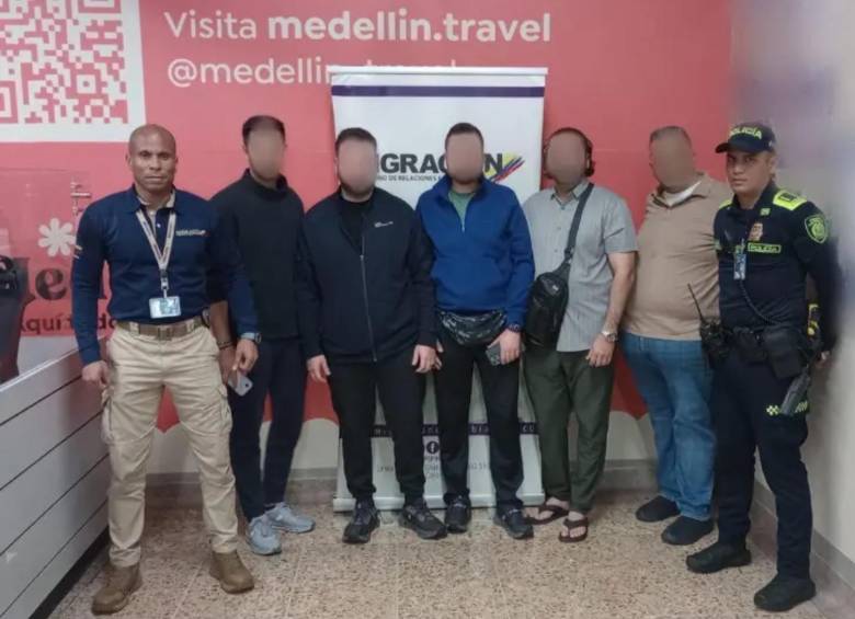 Otras personas extranjeras inadmitidas en Medellín. FOTO: Migración Colombia