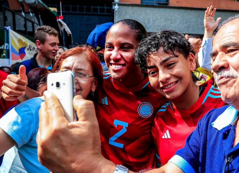 Mary José Álvarez y Yésica Muñoz compartieron con los empleados de Formas Íntimas y los aficionados que las felicitaron por su desempeño en el Mundial de India. FOTO jaime pérez