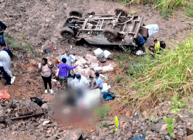 Los bomberos extrajeron el cuerpo de la mujer fallecida y trasladaron al hospital municipal a los heridos. FOTO: CORTESÍA