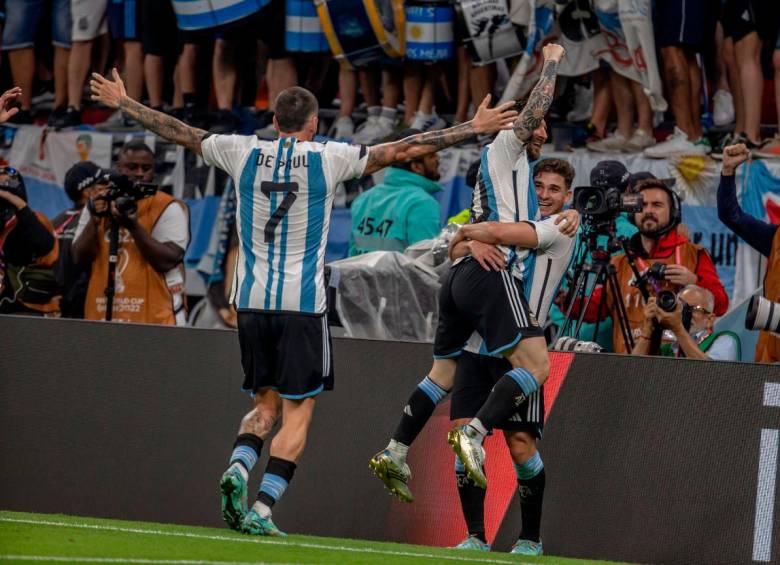 Lionel Messi celebra con Julián Álvarez responsables de los dos tantos del equipo suramericano en la victoria ante Australia. FOTO JUAN ANTONIO SÁNCHEZ 