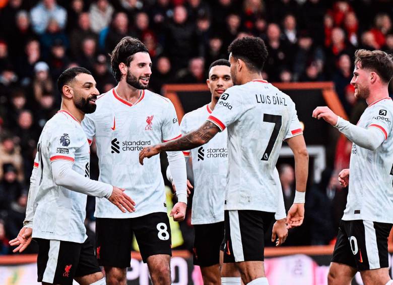 Luis Díaz, junto a sus compañeros del Liverpool. FOTO X-LIVERPOOL