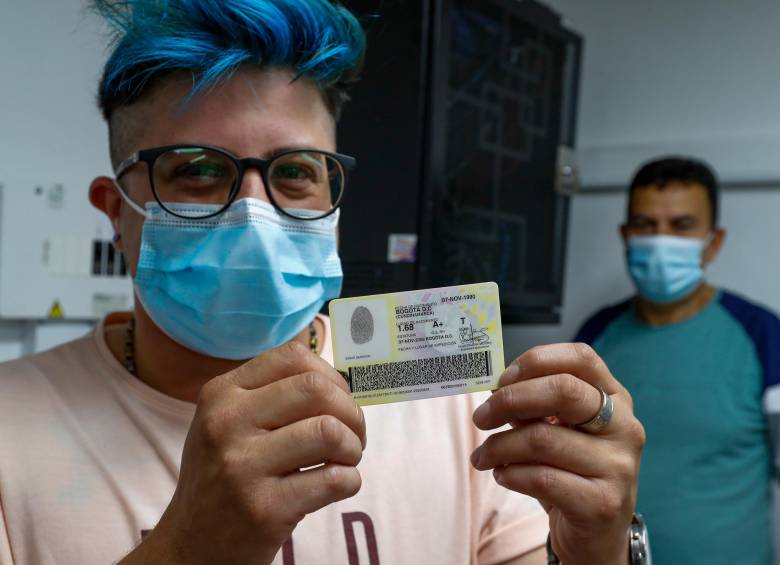 Mike Durán es la primera persona en Colombia que tiene la cédula con la letra T de trans. FOTO 