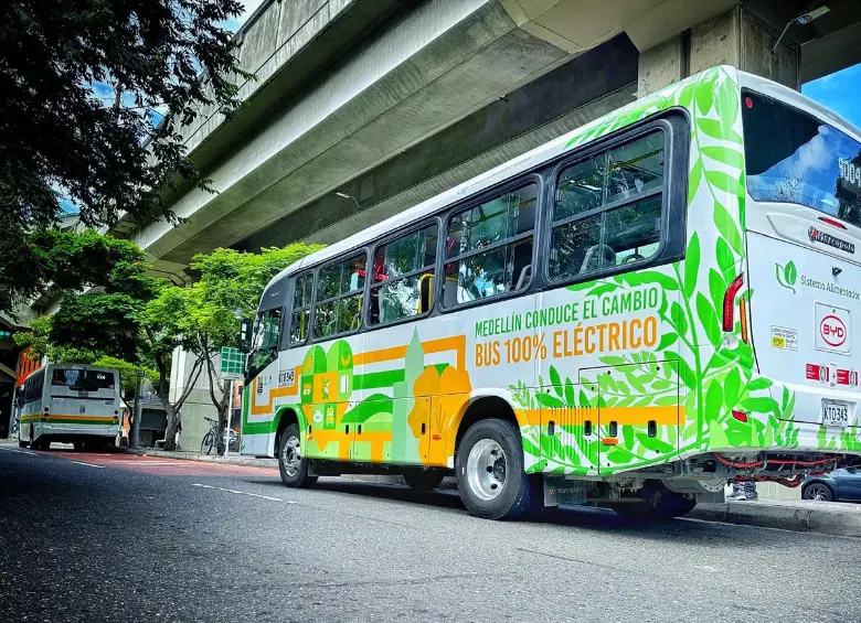 Así luce el nuevo bus eléctrico que transportará pasajeros a las zonas Oriental y Nororiental de Medellín. FOTO Cortesía Sistema Alimentador Oriental.