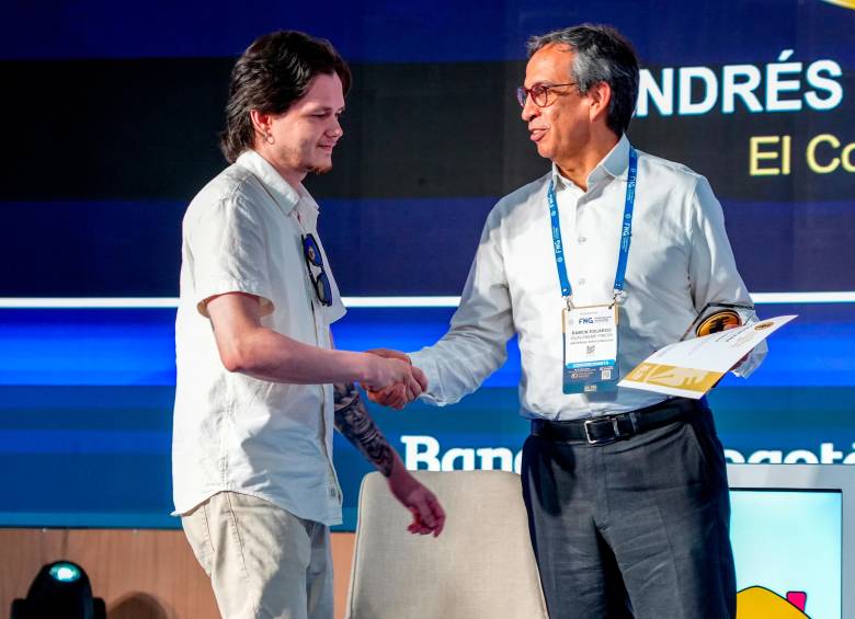 Andrés Villamizar, del área económica fue reconocido en la categoría escrita del Premio de Periodismo Asobancaria. FOTO Cortesía.