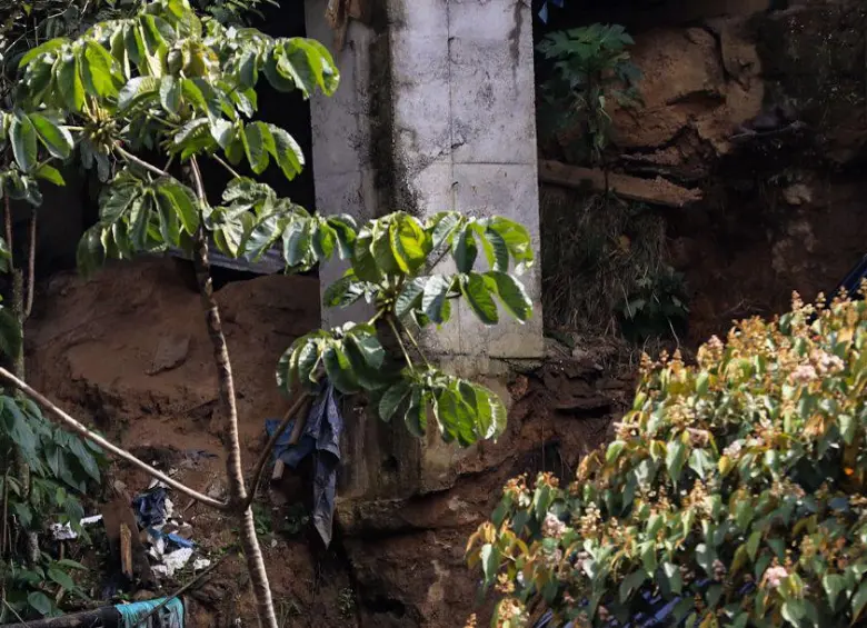 Parte de los cimientos del edificio habrían quedado expuestos. FOTO: Camilo Suárez.