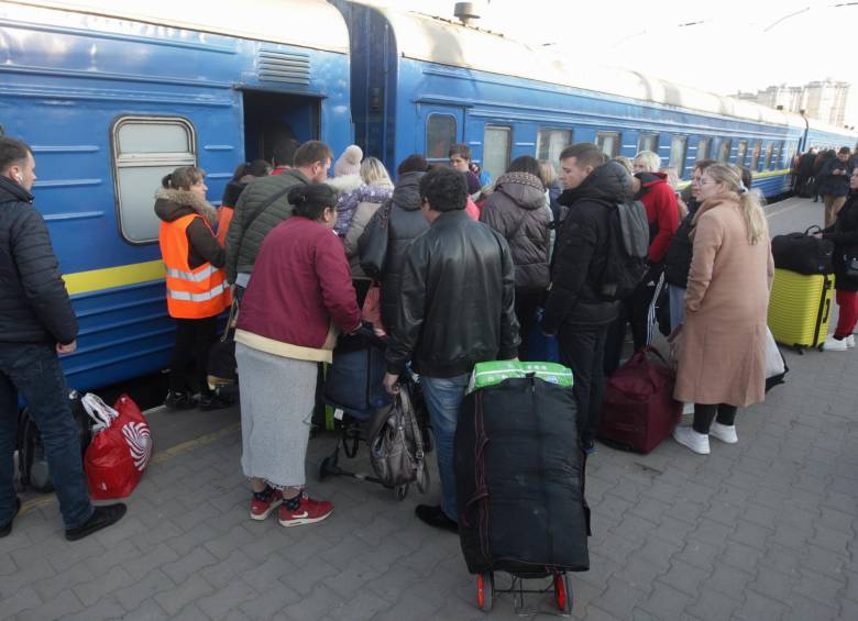 Ucrania calcula que 10 millones de personas han abandonado sus casas a causa de la guerra. FOTO EFE