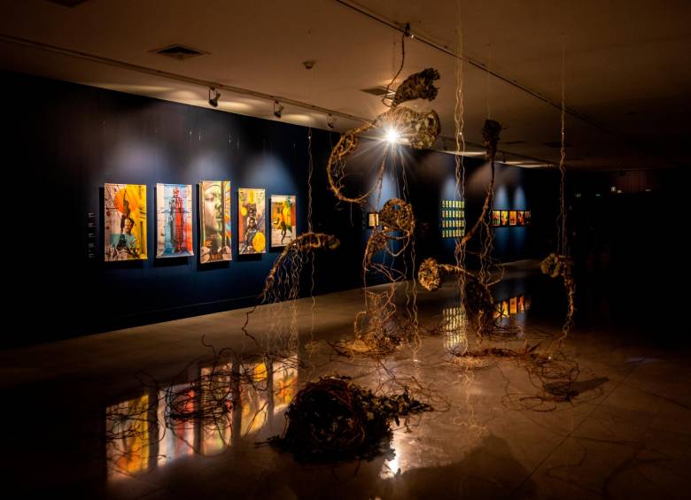 La museografía está planteada con iluminación directa sobre las obras, como momentos de luz que alumbran las ideas que surgen en el trabajo de los artistas. FOTOS Camilo Suárez