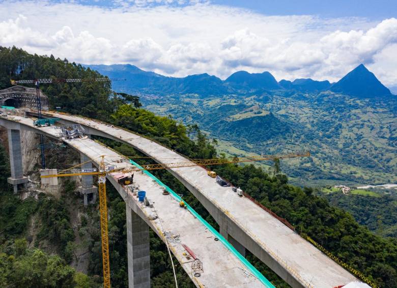 Aspecto de los viaductos que conectan al túnel de Amagá de la concesión Pacífico 1 que tiene un avance del 78%. FOTO Manuel Saldarriaga