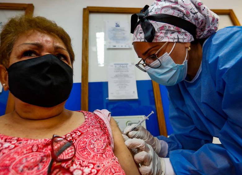 Las personas que van a ser vacunadas tienen derecho a observar el medicamento que le será aplicado contra el covid. Foto: Manuel Saldarriaga Quintero.