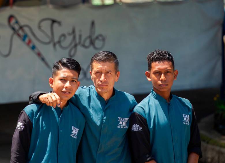 Edwin Durante, Martín Cortés y José Gabriel Landero posan con la carpa de Barber Art al fondo. 