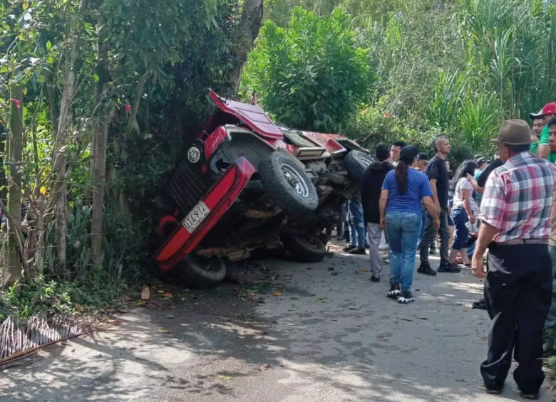 Bus volcado en zona rural de Barbosa, en la vía entre este municipio y el Hatillo. FOTO: REDES SOCIALES