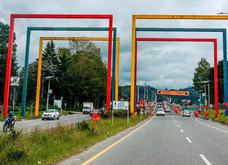 La escultura acompaña el paisaje en inmediaciones del aeropuerto desde los años 80. FOTO: MANUEL SALDARRIAGA