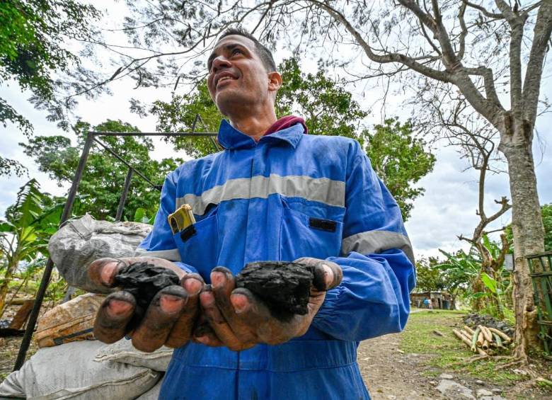 La crisis energética lleva ocurriendo ya desde hace varias semanas en la isla. Sus habitantes buscan soluciones para afrontar la situación. Foto: AFP. 