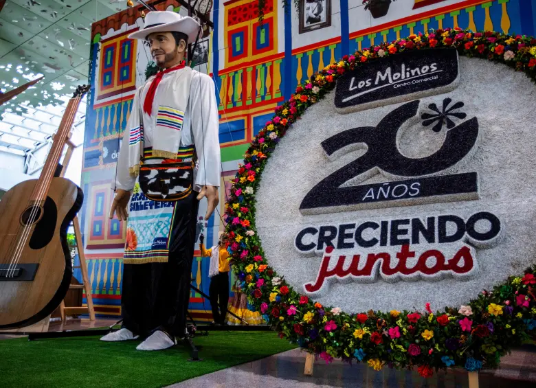 Así luce el silletero marioneta que se expondrá hasta el 17 de agosto en el centro comercial Los Molinos. FOTO Julio C. Herrera