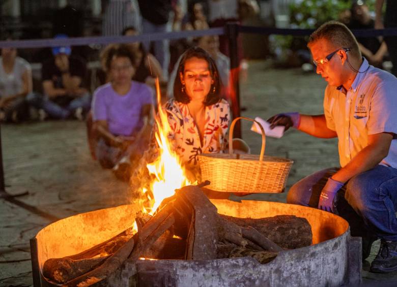 El Ritual del Fuego es apenas una de las actividades continuas que adelanta el Cementerio San Pedro cada semana y que convoca a decenas de familias como la de Claudia. FOTOS: ESNEYDER GUTIÉRREZ