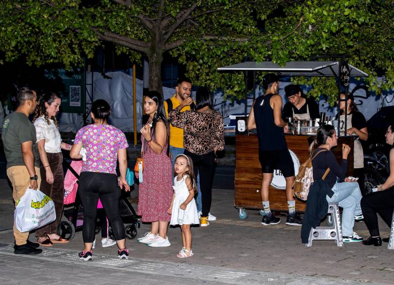 El emprendimiento La Stoa Café está ubicado a todo el frente del Museo de Arte Moderno de Medellín, en el sector de Ciudad del Río. Venden cafés que traen de las diferentes regiones del país. FOTO jaime pérez 