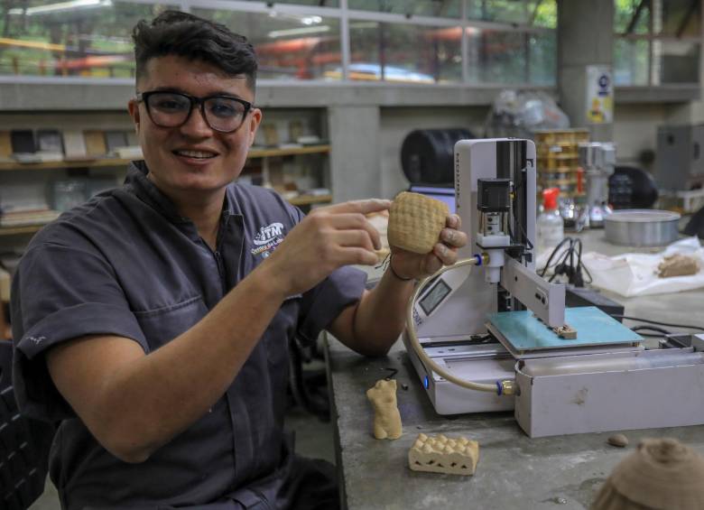 Andrew Usma Cardona trabaja en un proceso de investigación para darle otro uso a las cáscaras de huevo. Para ellos emplea impresión 3D. FOTO ESNEYDER GUTIÉRREZ 