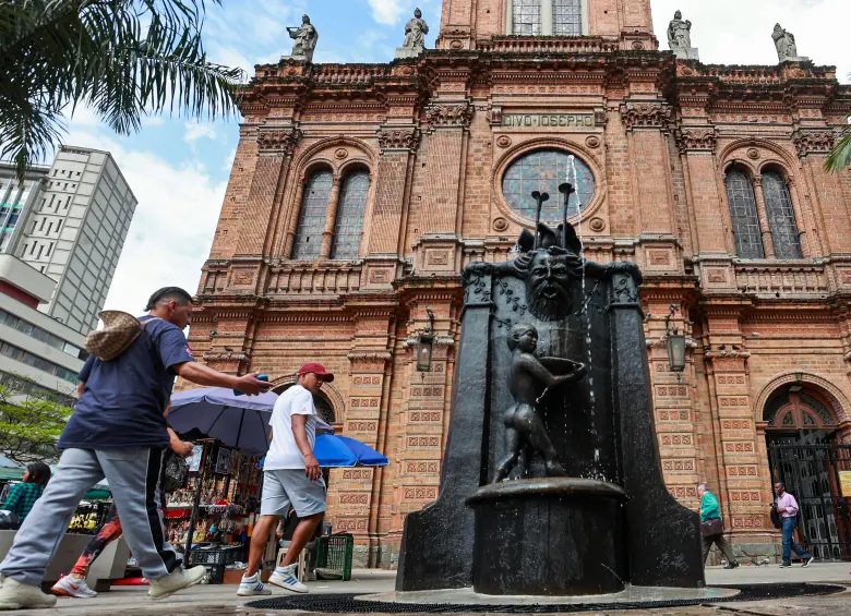 Esta es la centenaria fuente que tiene esta iglesia. FOTO Manuel Saldarriaga