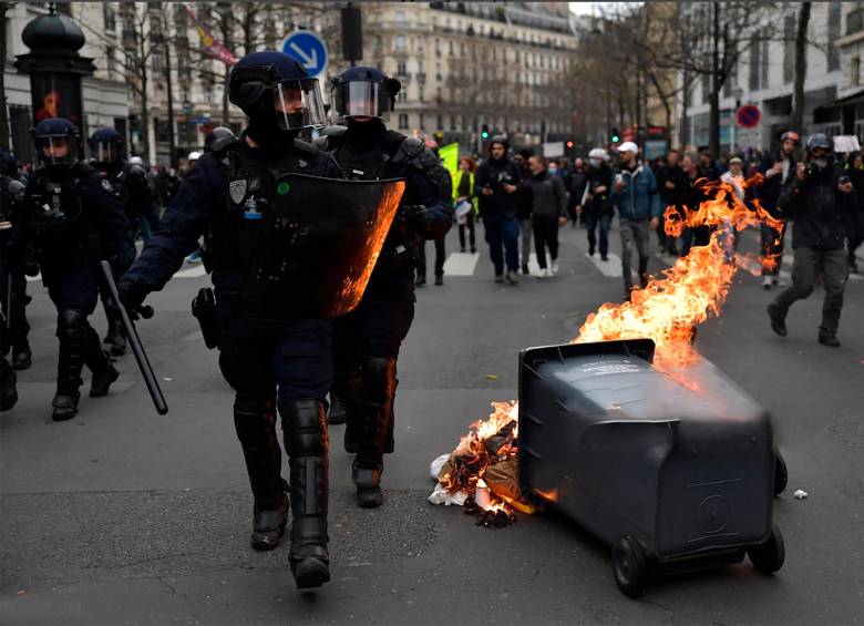 En las calles de París se recrudecieron las protestas por cuenta de la reforma pensional propuesta por Emmanuel Macron. Manifestantes denuncian extralimitación de la fuerza policial. FOTO Getty