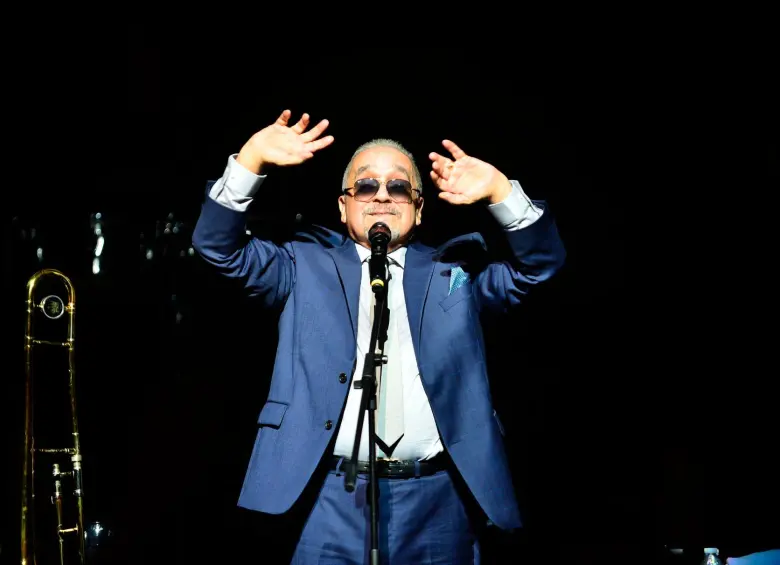 Willie Colón, con su infaltable trombón, en medio de un concierto en Bogotá en el año 2022. FOTO: GETTY