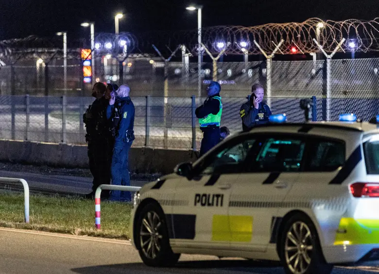 La policía danesa se ve en el Aeropuerto de Copenhague, en Kastrup, cerca de Copenhague. Hubo caos en este terminal aéreo por la cancelación de decenas de vuelos. FOTO: AFP.
