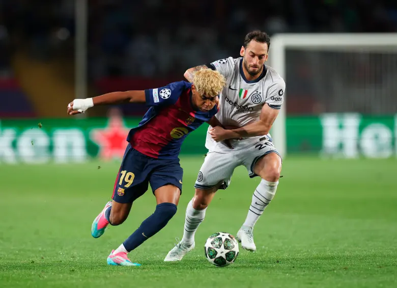 Lamine Yamalen de Barcelona disputa el balón con Hakan Calhanoglu del Inter, en un partido colmado de emociones. FOTO: GETTY