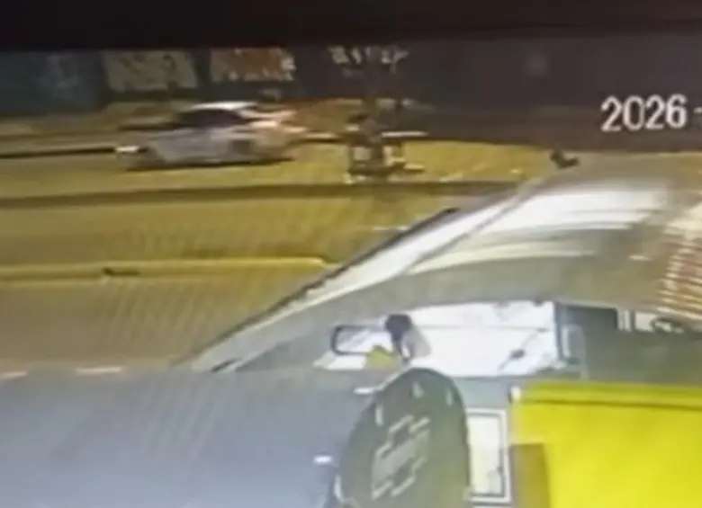 Momento en que el carro atropelló a los jóvenes. FOTO: Captura de video de redes sociales y cortesía