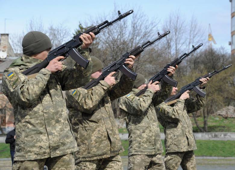 Los soldados saludan disparando al aire durante el funeral de militares que murieron en acción, en Lviv, Ucrania, el 9 de abril, en medio de la actual invasión rusa del país. FOTO: EFE
