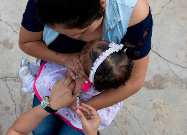 Los bebés de seis meses podrían llegar a ser vacunados en el país si la farmacéutica Moderna concreta sus intereses con el Gobierno nacional. FOTO Getty 