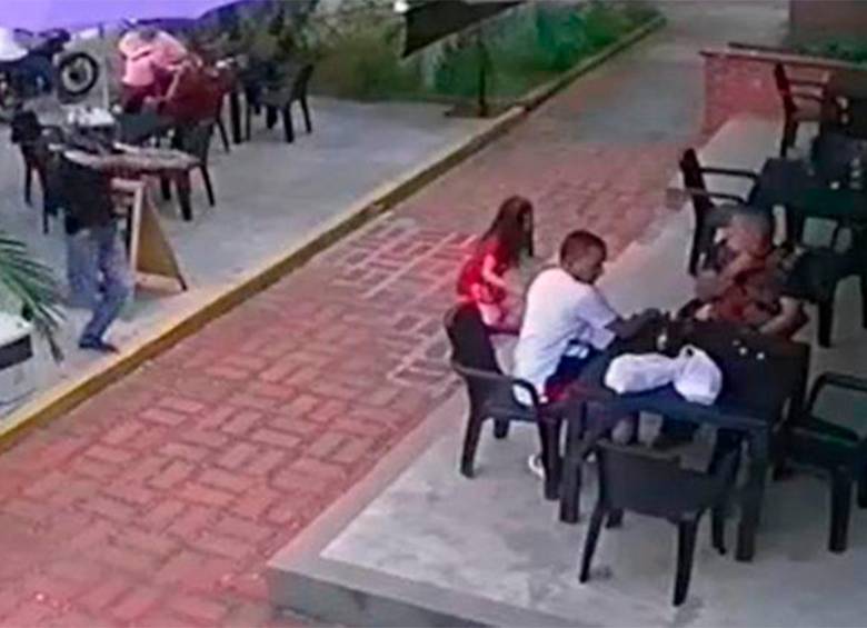 La menor de seis años estaba jugando cuando el delincuente llegó apuntando con un arma a sus dos víctimas. Alcanzaron a robar joyas de oro. FOTO imagen tomada del video