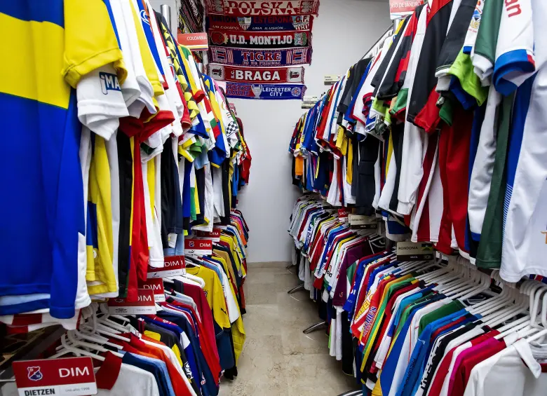 Colección de camisetas de fútbol propiedad del fanático Gustavo Arbeláez. Foto: Jaime Pérez Munévar