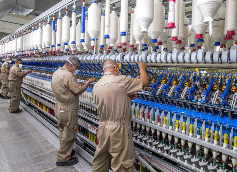 Las empresas están reprogramando turnos y ajustando procesos para cumplir con la reducción gradual de la jornada laboral. FOTO: Juan Antonio Sánchez