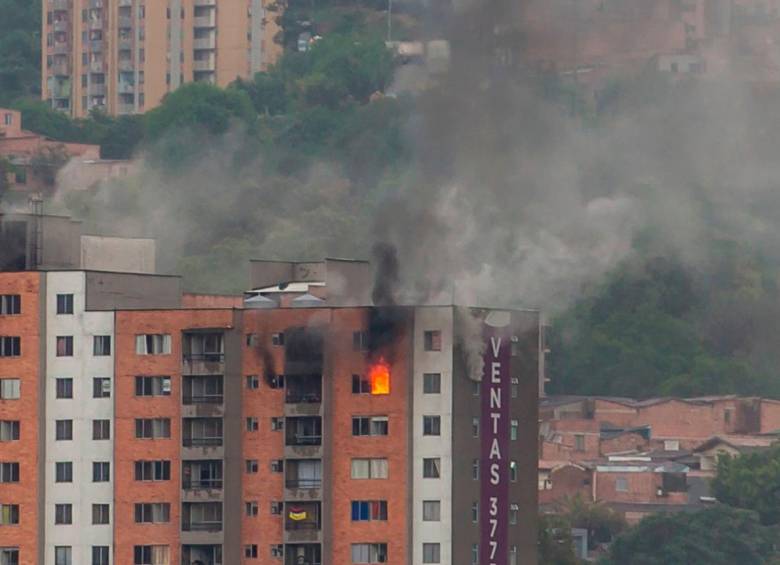 Las autoridades tratan de precisar las causas del incendio en una torre de apartamentos de Itagüí, sur del Valle de Aburrá. FOTO Juan Antonio Sánchez