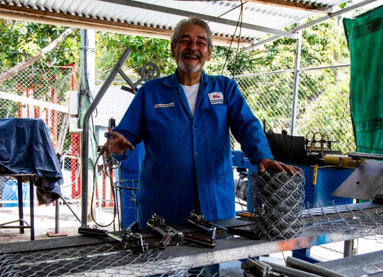 Mauricio tenía 24 años cuando creó su primera máquina para hacer mallas. Ahora, jubilado, trabaja para entretenerse. FOTO JULIO CÉSAR HERRERA