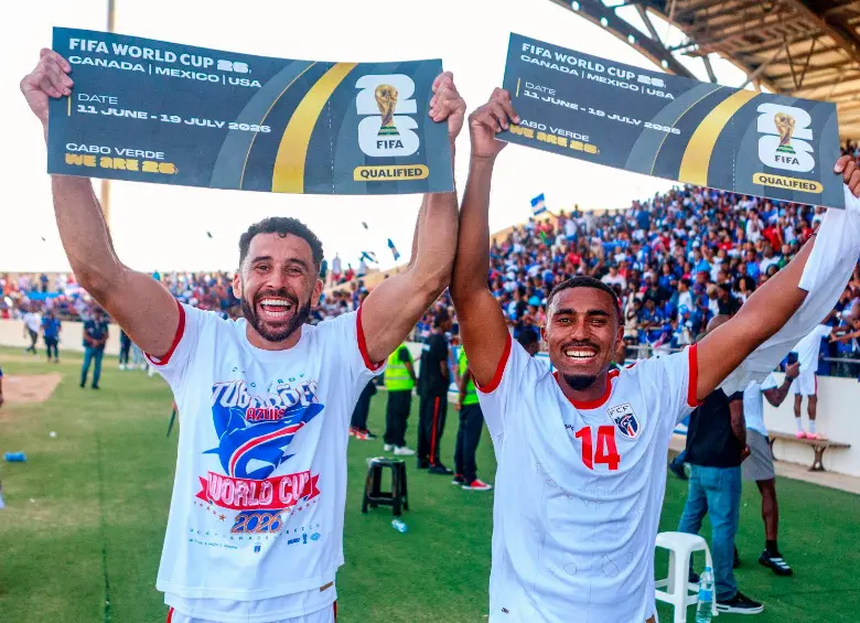 Roberto Lopes (izquierda), nacido en Irlanda, y Deroy Duarte, natural de Países Bajos, celebran la clasificación al Mundial foTO getty
