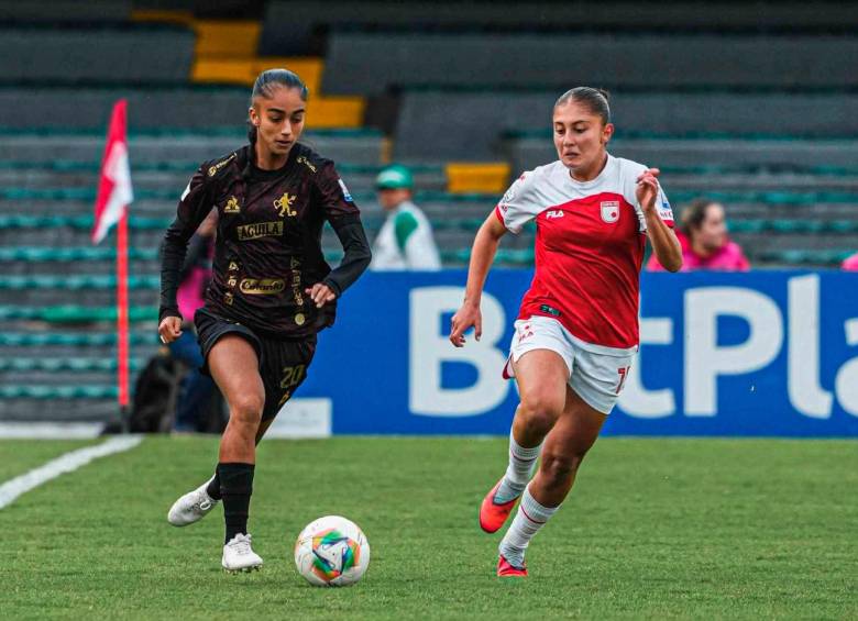 América le ganó a Santa Fe como visitante 1-0 con gol de Alexa Bahr, pero el compromiso fue interrumpido por actos racitas de parte de los hinchas de Santa Fe. FOTO: Tomada de X @AmericaCaliFem