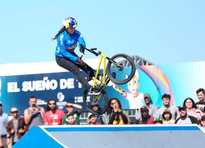 La colombiana Queen Saray Villegas en acción en la prueba de BMX freestyle en Suramericanos. FOTO cortesía comité olímpico 