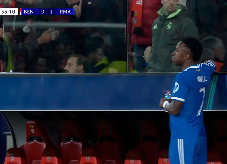 El extremo brasileño Vinícius Junior esperó en el banco de suplentes a que el árbitro tomara una decisión. Foto: captura de pantalla