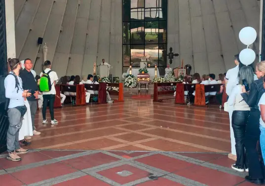 Así lucía la capilla del cementerio Campos de Paz, de Medellín, donde le dieron el último adiós a Bayron Sánchez Salazar, más conocido como B-King. FOTO: Cortesía