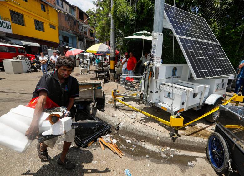 Habitante de calle a punto de dejar sus basuras en el punto donde está el “Robocop”. FOTO: Manuel Saldarriaga.
