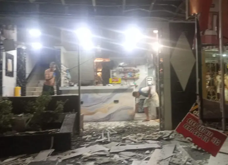 Así quedó la fachada del hotel en Aguachica tras el ataque con la granada. FOTO: Captura de video de redes sociales @luchovoltios