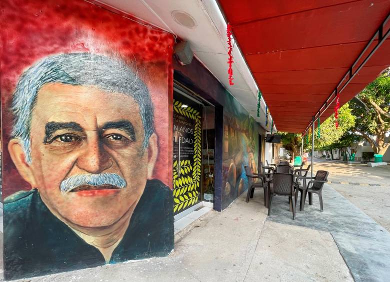 Turistas recorren las calles de Aracataca, inspiradas en el universo de Cien años de soledad, con murales y referencias a la obra de Gabriel García Márquez. FOTOS Colprensa