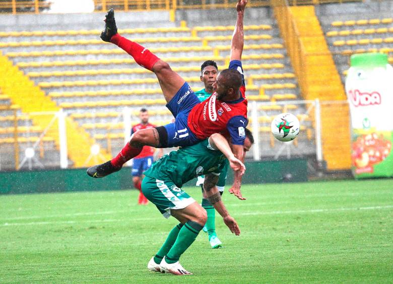 Fue un partido cerrado y de más lucha que fútbol. Además, la lluvia tampoco colaboró con los equipos. FOTO dimayor