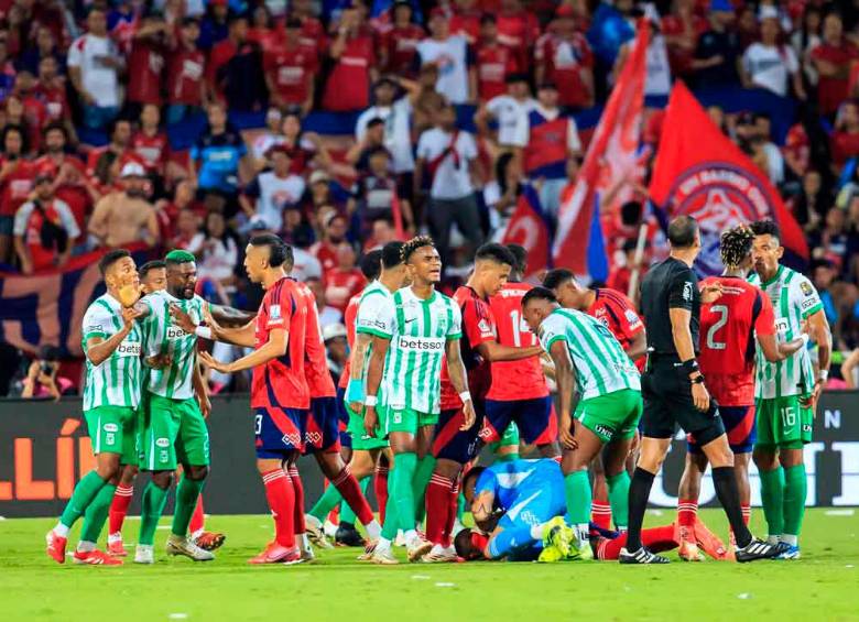 Se desató una trifulca que pudo haber terminado en más expulsiones, pero que finalmente dejó tarjetas amarillas para Tesillo, Campuzano y Chaverra. Foto: Camilo Suárez Echeverry