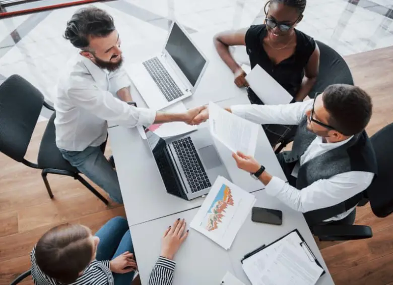 El factoring electrónico es una de las alternativas que algunas mipymes evalúan para mejorar su flujo de caja y cubrir el aumento de los costos de nómina. FOTO: Magnific. 