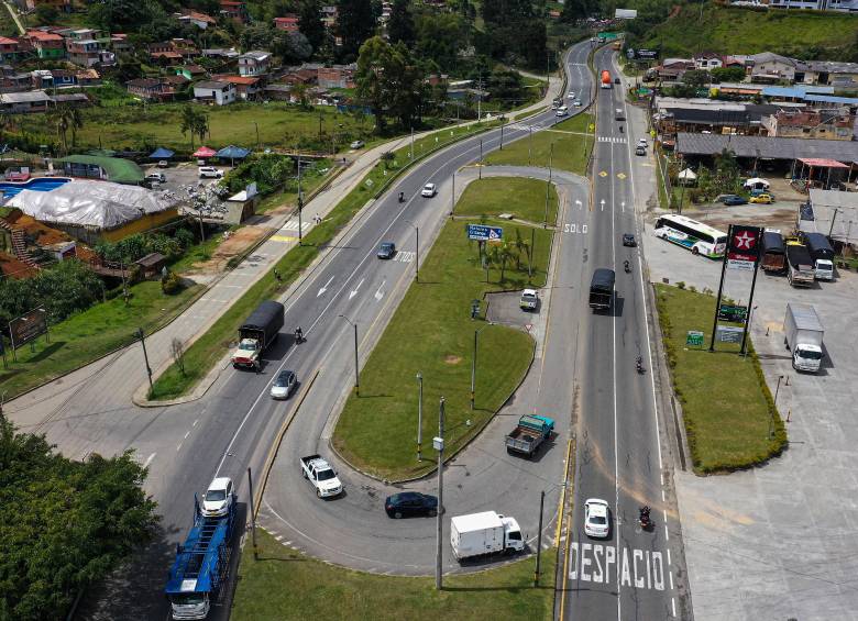Imagen aérea de uno de los tramos de la autopista Medellín - Bogotá. FOTO Manuel Saldarriaga