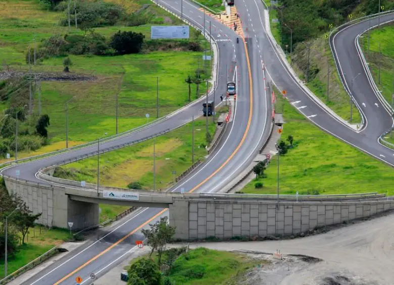 La vía estaba cerrada totalmente por un derrumbe sobre el kilómetro 18. FOTO COLPRENSA 