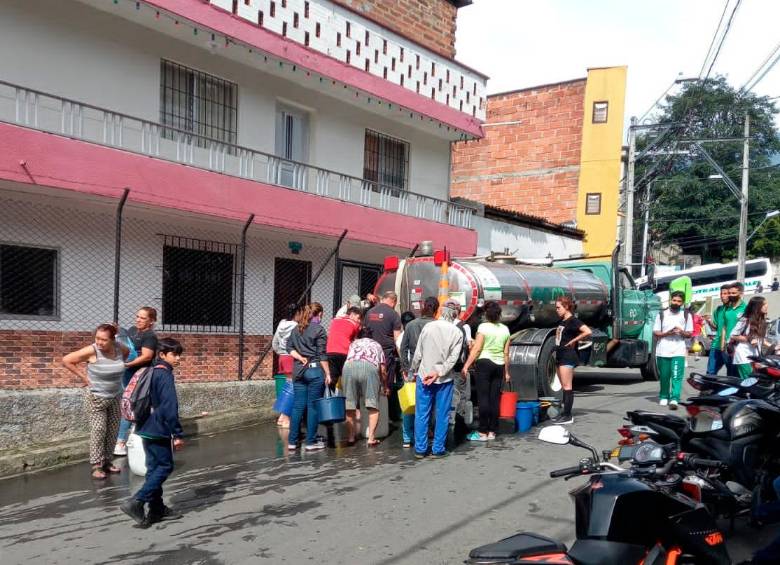 EPM, con sus carrotanques, ha garantizado que las comunidades tengan agua potable mientras se supera esta emergencia. FOTO: CORTESÍA EPM